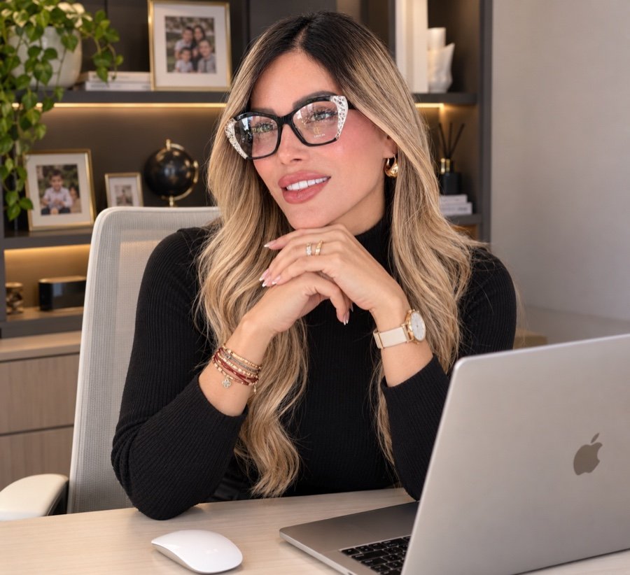 Nataly Giraldo en su oficina y espacio de oración